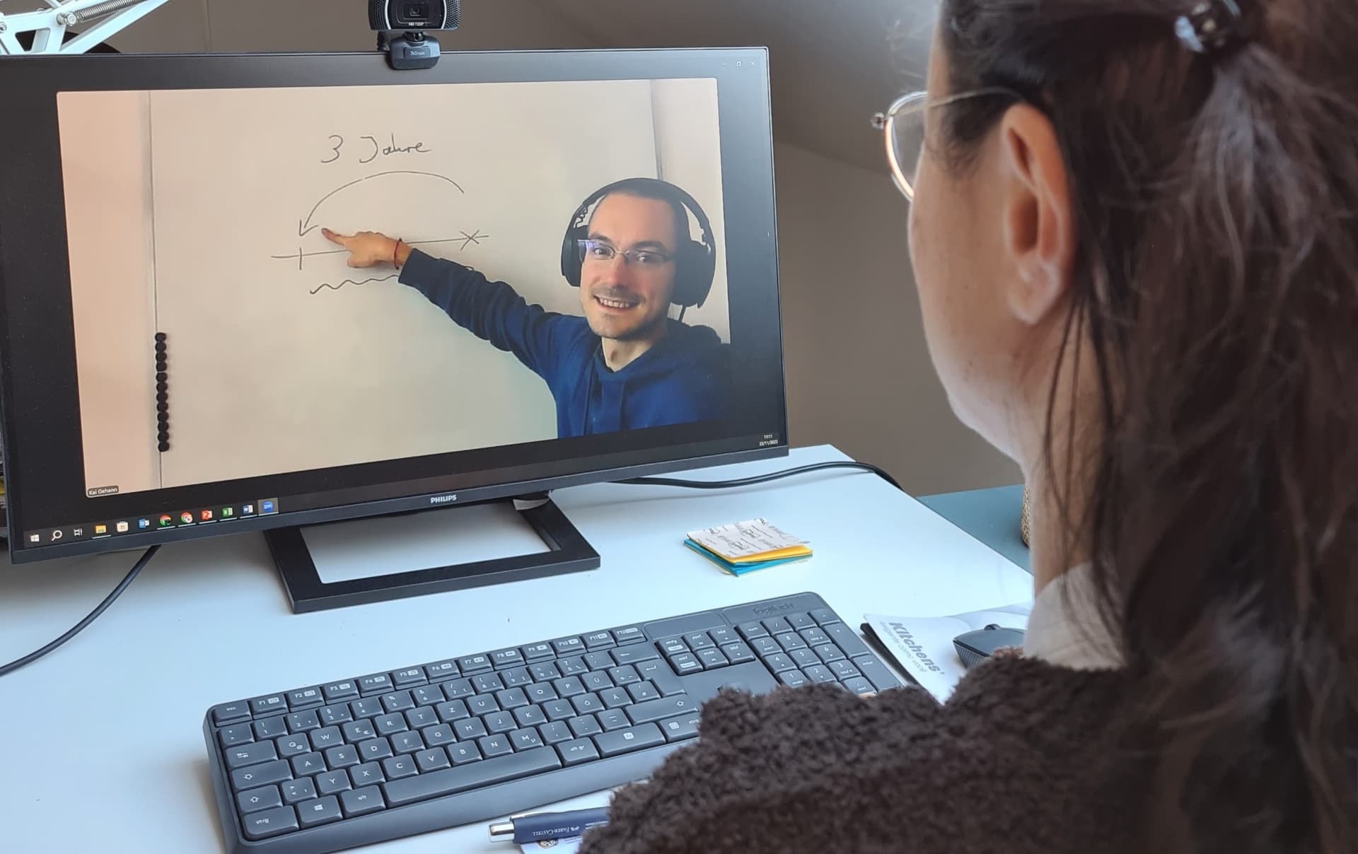 Kai Gehann gibt Deutsch Einzelunterricht online per Zoom am Laptop